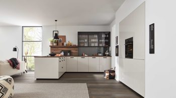 Einbauküche WERT KÜCHE® aus Holz in Weiß WERT KÜCHE® Ulrike mit AEG Einbaugeräten Muschelweiß, Rhombusmuster & Nussbaum Tobacco - zweizeilig