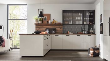 Einbauküche WERT KÜCHE® aus Holz in Weiß WERT KÜCHE® Ulrike mit AEG Einbaugeräten Muschelweiß, Rhombusmuster & Nussbaum Tobacco - zweizeilig