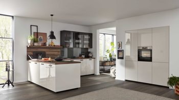 Einbauküche WERT KÜCHE® aus Holz in Weiß WERT KÜCHE® Ulrike mit AEG Einbaugeräten Muschelweiß, Rhombusmuster & Nussbaum Tobacco - zweiteilig