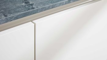 Einbauküche WERT KÜCHE® aus Holz in Weiß WERT KÜCHE® Franziska mit AEG Einbaugeräten Muschelweiß & Victoria Nussbaum - Stellfläche ca. 192 x 348 cm