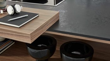 Einbauküche WERT KÜCHE® aus Holz in Holzfarben WERT KÜCHE® Ava mit SIEMENS Einbaugeräten Onyxschwarz & Akoni Wood - dreizeilig