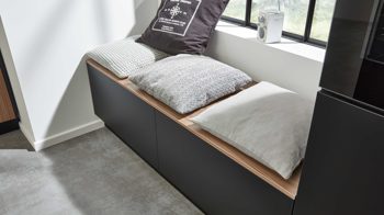 Einbauküche WERT KÜCHE® aus Holz in Holzfarben WERT KÜCHE® Ava mit SIEMENS Einbaugeräten Onyxschwarz & Akoni Wood - dreizeilig