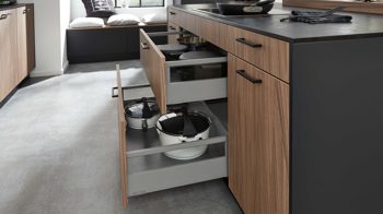 Einbauküche WERT KÜCHE® aus Holz in Holzfarben WERT KÜCHE® Ava mit SIEMENS Einbaugeräten Onyxschwarz & Akoni Wood - dreizeilig