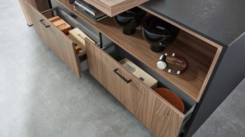 Einbauküche WERT KÜCHE® aus Holz in Holzfarben WERT KÜCHE® Ava mit SIEMENS Einbaugeräten Onyxschwarz & Akoni Wood - dreizeilig