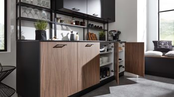 Einbauküche WERT KÜCHE® aus Holz in Holzfarben WERT KÜCHE® Ava mit SIEMENS Einbaugeräten Onyxschwarz & Akoni Wood - dreizeilig