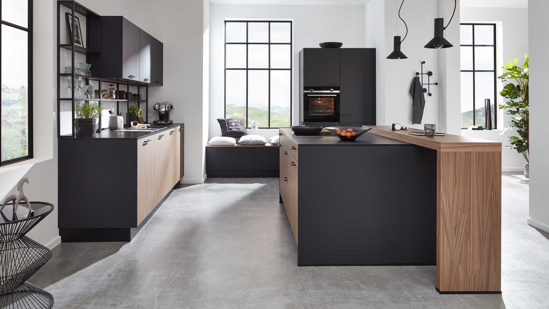 Einbauküche WERT KÜCHE® aus Holz in Holzfarben WERT KÜCHE® Ava mit SIEMENS Einbaugeräten Onyxschwarz & Akoni Wood - dreizeilig