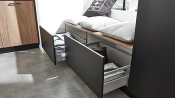 Einbauküche WERT KÜCHE® aus Holz in Holzfarben WERT KÜCHE® Ava mit SIEMENS Einbaugeräten Onyxschwarz & Akoni Wood - dreizeilig