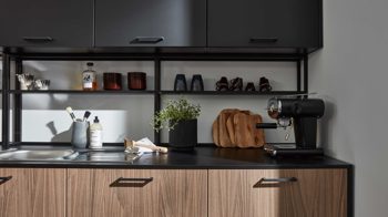 Einbauküche WERT KÜCHE® aus Holz in Holzfarben WERT KÜCHE® Ava mit SIEMENS Einbaugeräten Onyxschwarz & Akoni Wood - dreizeilig