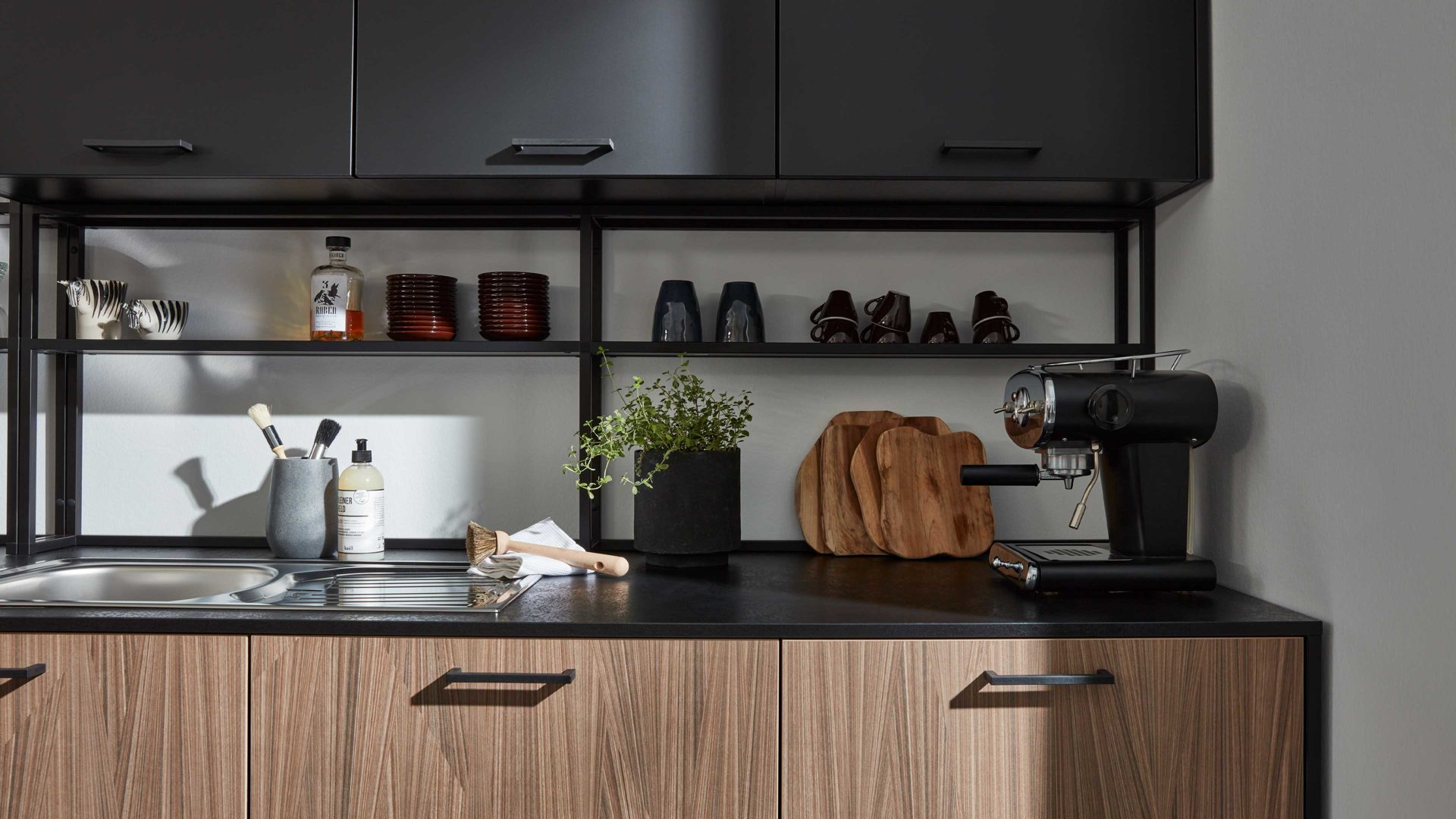 Einbauküche WERT KÜCHE® aus Holz in Holzfarben WERT KÜCHE® Ava mit SIEMENS Einbaugeräten Onyxschwarz & Akoni Wood - dreizeilig