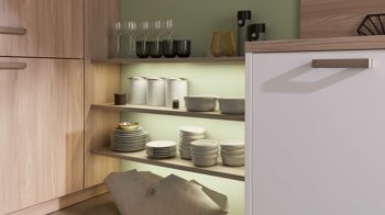 Einbauküche WERT KÜCHE® aus Holz in Holzfarben WERT KÜCHE® Mona mit Constructa Einbaugeräten Esche Nordic & Kristallweiß - dreizeilig