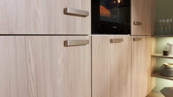 Einbauküche WERT KÜCHE® aus Holz in Holzfarben WERT KÜCHE® Mona mit Constructa Einbaugeräten Esche Nordic & Kristallweiß - dreiteilig