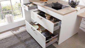 Einbauküche WERT KÜCHE® aus Holz in Holzfarben WERT KÜCHE® Mona mit Constructa Einbaugeräten Esche Nordic & Kristallweiß - dreiteilig