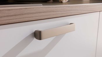 Einbauküche WERT KÜCHE® aus Holz in Holzfarben WERT KÜCHE® Mona mit Constructa Einbaugeräten Esche Nordic & Kristallweiß - dreiteilig