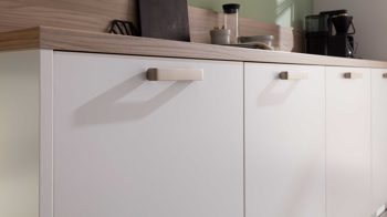 Einbauküche WERT KÜCHE® aus Holz in Holzfarben WERT KÜCHE® Mona mit Constructa Einbaugeräten Esche Nordic & Kristallweiß - dreiteilig