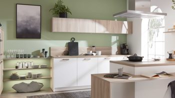 Einbauküche WERT KÜCHE® aus Holz in Holzfarben WERT KÜCHE® Mona mit Constructa Einbaugeräten Esche Nordic & Kristallweiß - dreizeilig