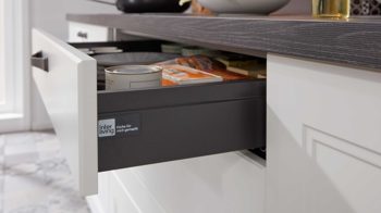 Einbauküche Interliving aus Holz in Weiß Interliving Küche Serie 3023 mit AEG Einbaugeräten Weiß & Mooreiche – zweizeilig