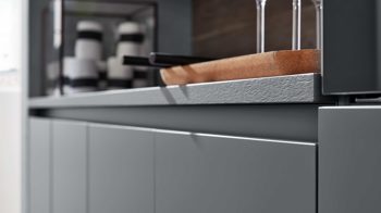 Einbauküche Interliving aus Holz in Grau Interliving Küche Serie 3042 mit SIEMENS Einbaugeräten Quarzgrau & Eiche Graphitsilber  – zweizeilig