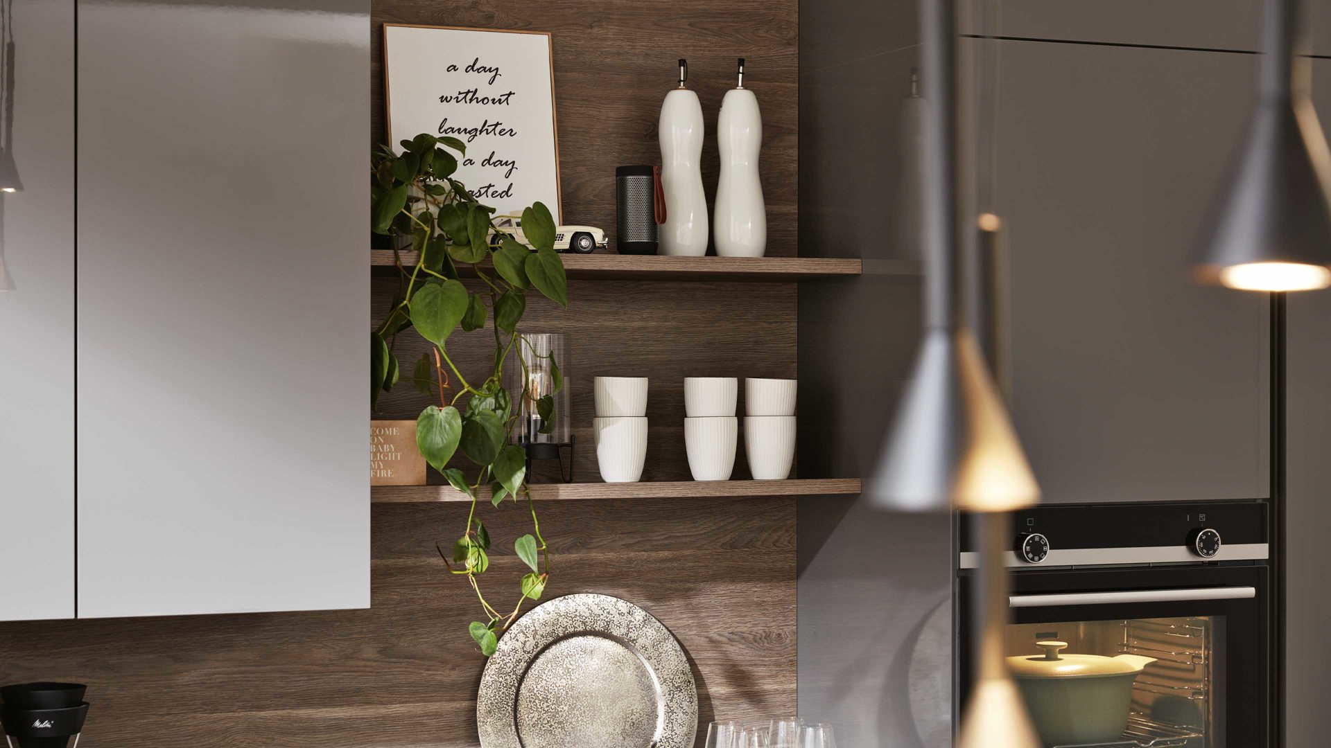 Einbauküche Interliving aus Holz in Grau Interliving Küche Serie 3042 mit SIEMENS Einbaugeräten Quarzgrau & Eiche Graphitsilber  – zweizeilig