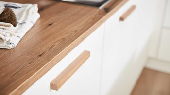 Einbauküche Interliving aus Holz in Weiß Interliving Küche Serie 3043 mit gorenje Einbaugeräten Weiß & Vulkaneiche – Stellfläche ca. 365 x 258 cm