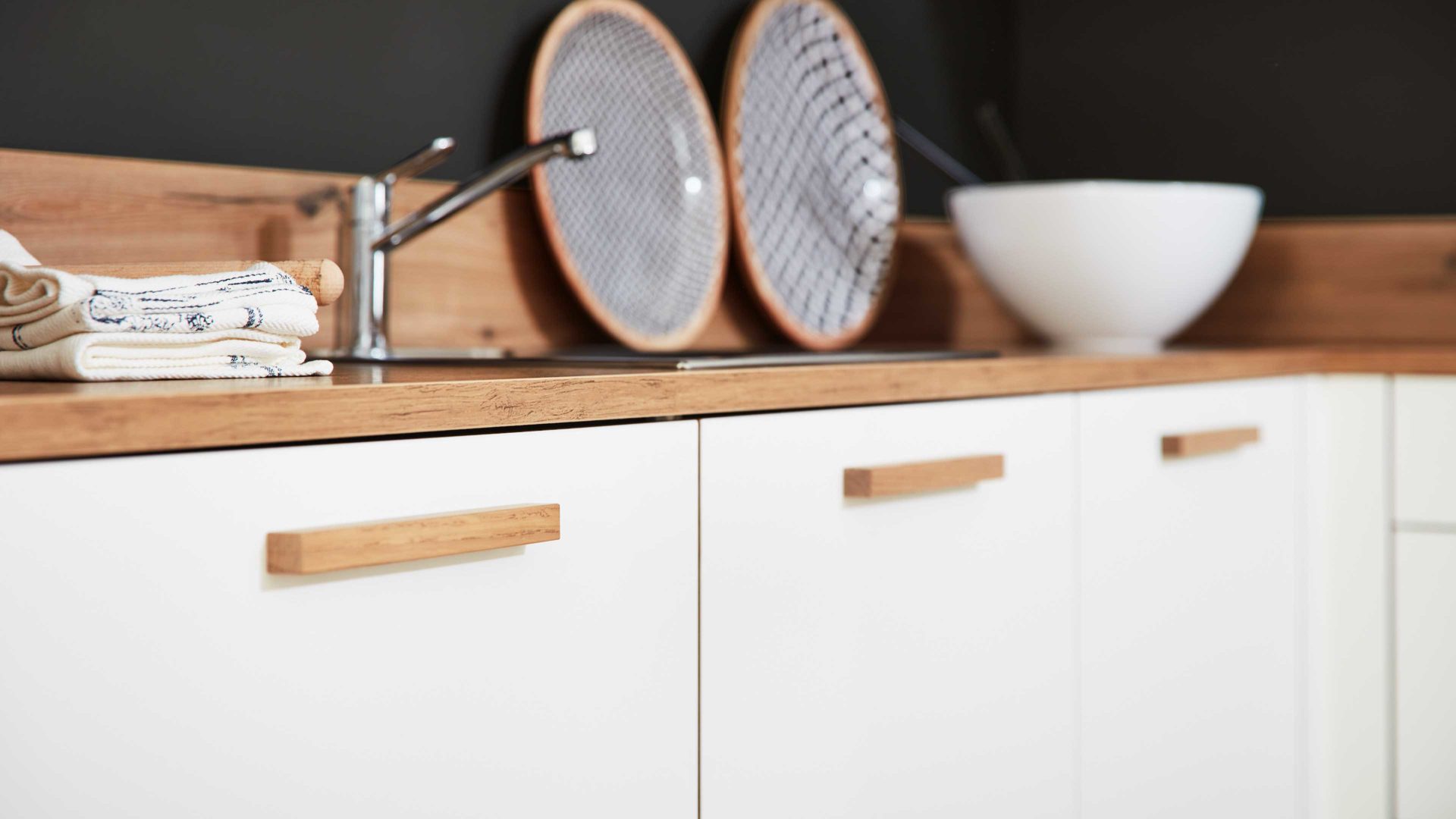 Einbauküche Interliving aus Holz in Weiß Interliving Küche Serie 3043 mit gorenje Einbaugeräten Weiß & Vulkaneiche – Stellfläche ca. 365 x 258 cm