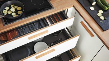 Einbauküche Interliving aus Holz in Weiß Interliving Küche Serie 3043 mit gorenje Einbaugeräten Weiß & Vulkaneiche – Stellfläche ca. 365 x 258 cm