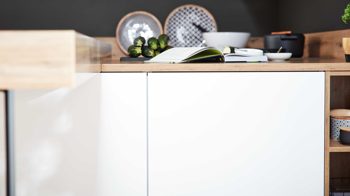 Einbauküche Interliving aus Holz in Weiß Interliving Küche Serie 3043 mit gorenje Einbaugeräten Weiß & Vulkaneiche – Stellfläche ca. 365 x 258 cm