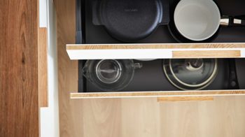 Einbauküche Interliving aus Holz in Weiß Interliving Küche Serie 3043 mit gorenje Einbaugeräten Weiß & Vulkaneiche – Stellfläche ca. 365 x 258 cm