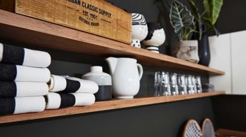 Einbauküche Interliving aus Holz in Weiß Interliving Küche Serie 3043 mit privileg Einbaugeräten Weiß & Vulkaneiche – Stellfläche ca. 365 x 258 cm