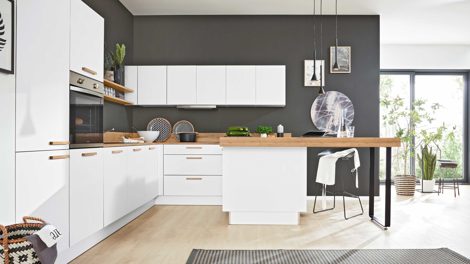 Einbauküche Interliving aus Holz in Weiß Interliving Küche Serie 3043 mit privileg Einbaugeräten Weiß & Vulkaneiche – Stellfläche ca. 365 x 258 cm