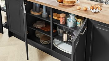 Einbauküche Interliving aus Holz in Dunkelgrau Interliving Küche Serie 3044 mit Miele Einbaugeräten Graphit & Kernbuche – zweizeilig