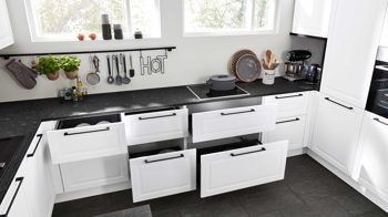 Einbauküche Interliving aus Holz in Grau Interliving Küche Serie 3045 mit AEG Einbaugeräten Weiß – Stellfläche ca. 285 x 400 cm