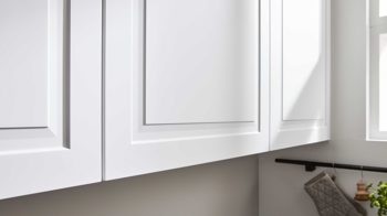 Einbauküche Interliving aus Holz in Grau Interliving Küche Serie 3045 mit AEG Einbaugeräten Weiß – Stellfläche ca. 285 x 400 cm