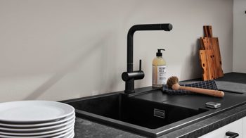 Einbauküche Interliving aus Holz in Grau Interliving Küche Serie 3045 mit AEG Einbaugeräten Weiß – Stellfläche ca. 285 x 400 cm