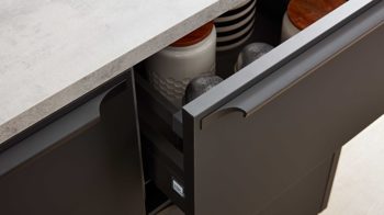 Einbauküche Interliving aus Holz in Schwarz Interliving Küche Serie 3047 mit SIEMENS Einbaugeräten Schwarz & Beton  – zweizeilig