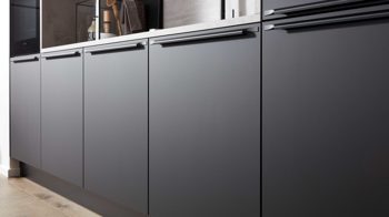 Einbauküche Interliving aus Holz in Schwarz Interliving Küche Serie 3101 mit SIEMENS Einbaugeräten Schwarz & Beton  – zweizeilig