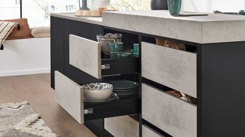 Einbauküche Interliving aus Holz in Schwarz Interliving Küche Serie 3047 mit SIEMENS Einbaugeräten Schwarz & Beton  – zweizeilig