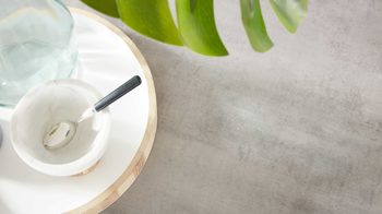 Einbauküche Interliving aus Holz in Schwarz Interliving Küche Serie 3101 mit SIEMENS Einbaugeräten Schwarz & Beton  – zweizeilig