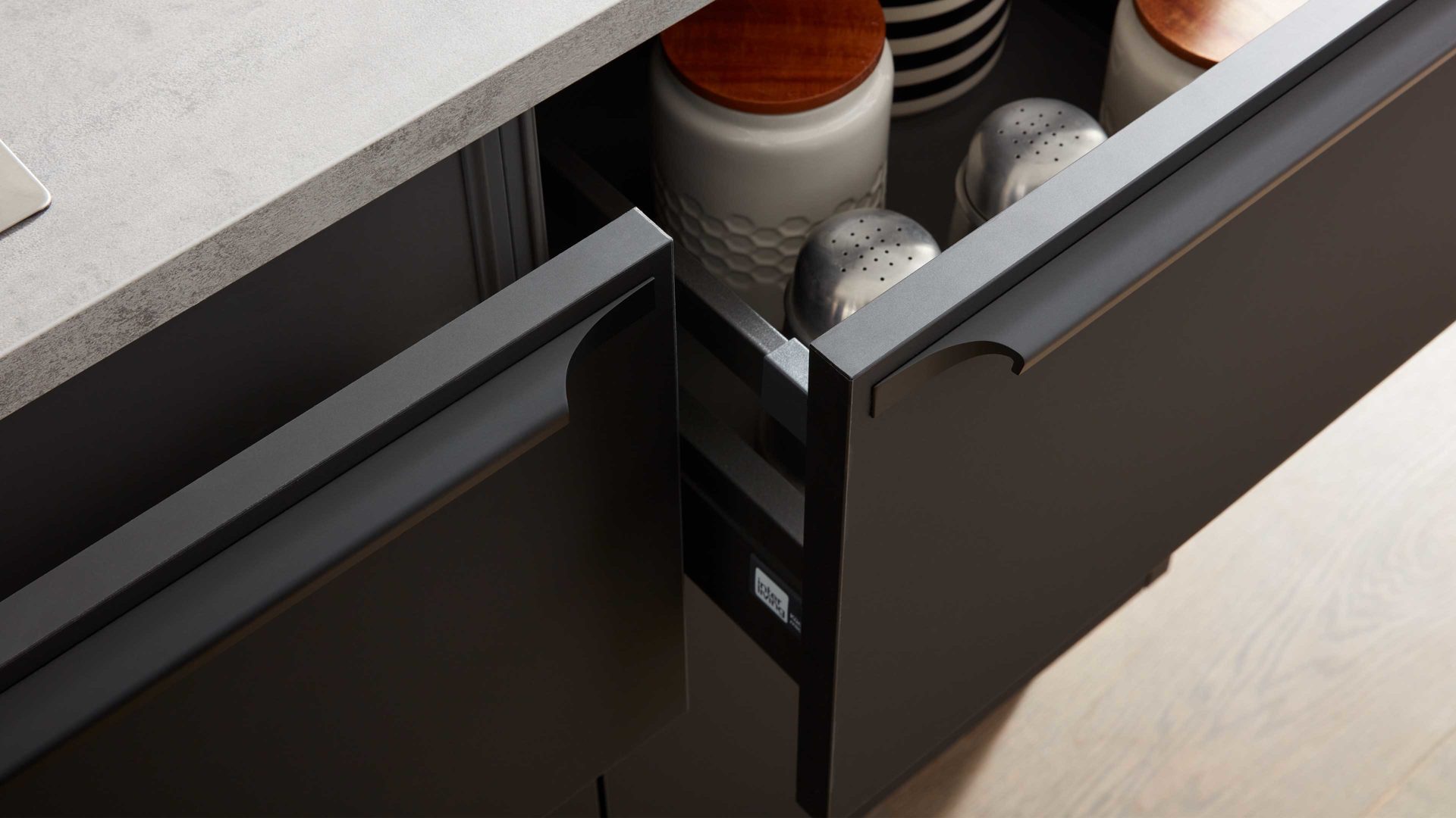 Einbauküche Interliving aus Holz in Schwarz Interliving Küche Serie 3047 mit SIEMENS Einbaugeräten Schwarz & Beton  – zweizeilig