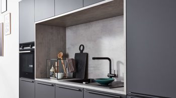 Einbauküche Interliving aus Holz in Schwarz Interliving Küche Serie 3101 mit SIEMENS Einbaugeräten Schwarz & Beton  – zweizeilig