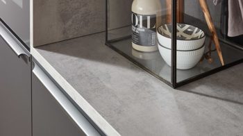 Einbauküche Interliving aus Holz in Schwarz Interliving Küche Serie 3101 mit SIEMENS Einbaugeräten Schwarz & Beton  – zweizeilig