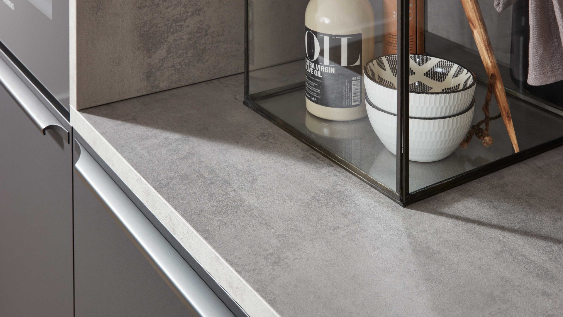 Einbauküche Interliving aus Holz in Schwarz Interliving Küche Serie 3101 mit SIEMENS Einbaugeräten Schwarz & Beton  – zweizeilig