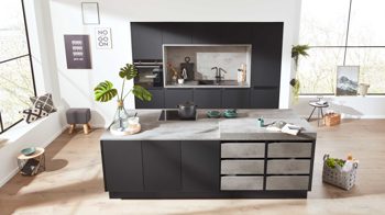Einbauküche Interliving aus Holz in Schwarz Interliving Küche Serie 3101 mit SIEMENS Einbaugeräten Schwarz & Beton  – zweizeilig