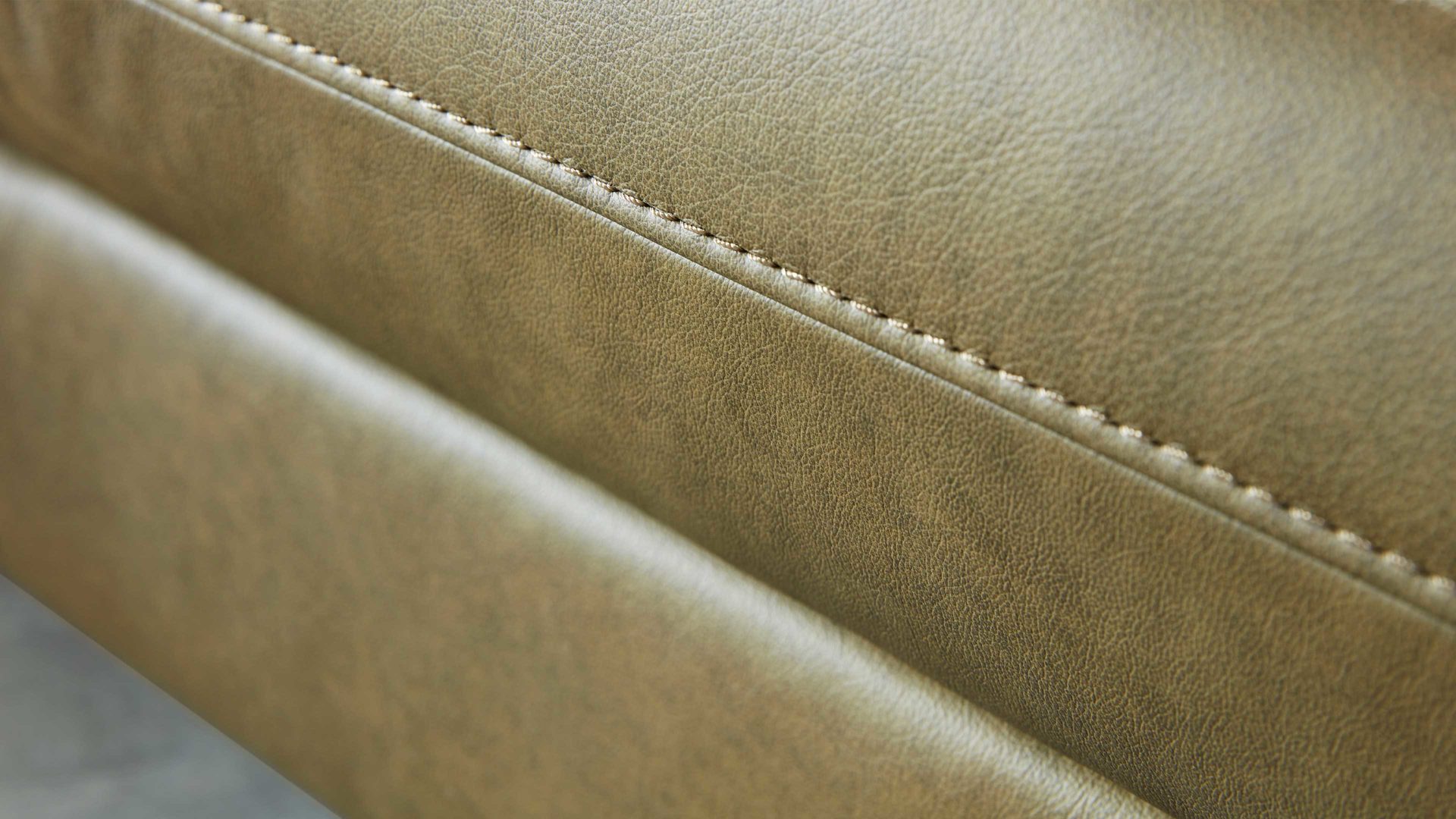 Zweisitzer Interliving aus Leder in Grün Interliving Sofa Serie 4400 - Zweisitzer 230-164 olivgrünes Leder EVI 33 - Breite ca. 214 cm