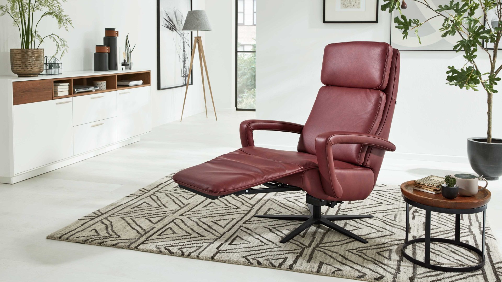 Relaxsessel Interliving aus Leder in Dunkelrot Interliving Sessel Serie 4541 – Relaxsessel manuell - barolofarbenes LongLife-Leder Rodeo & Sternfuß V4S