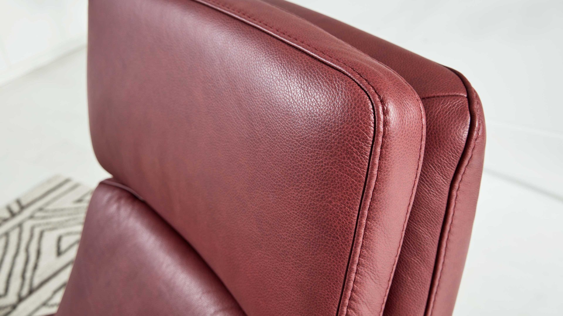 Relaxsessel Interliving aus Leder in Dunkelrot Interliving Sessel Serie 4541 – Relaxsessel C manuell - barolofarbenes LongLife-Leder Rodeo & Sternfuß V4S