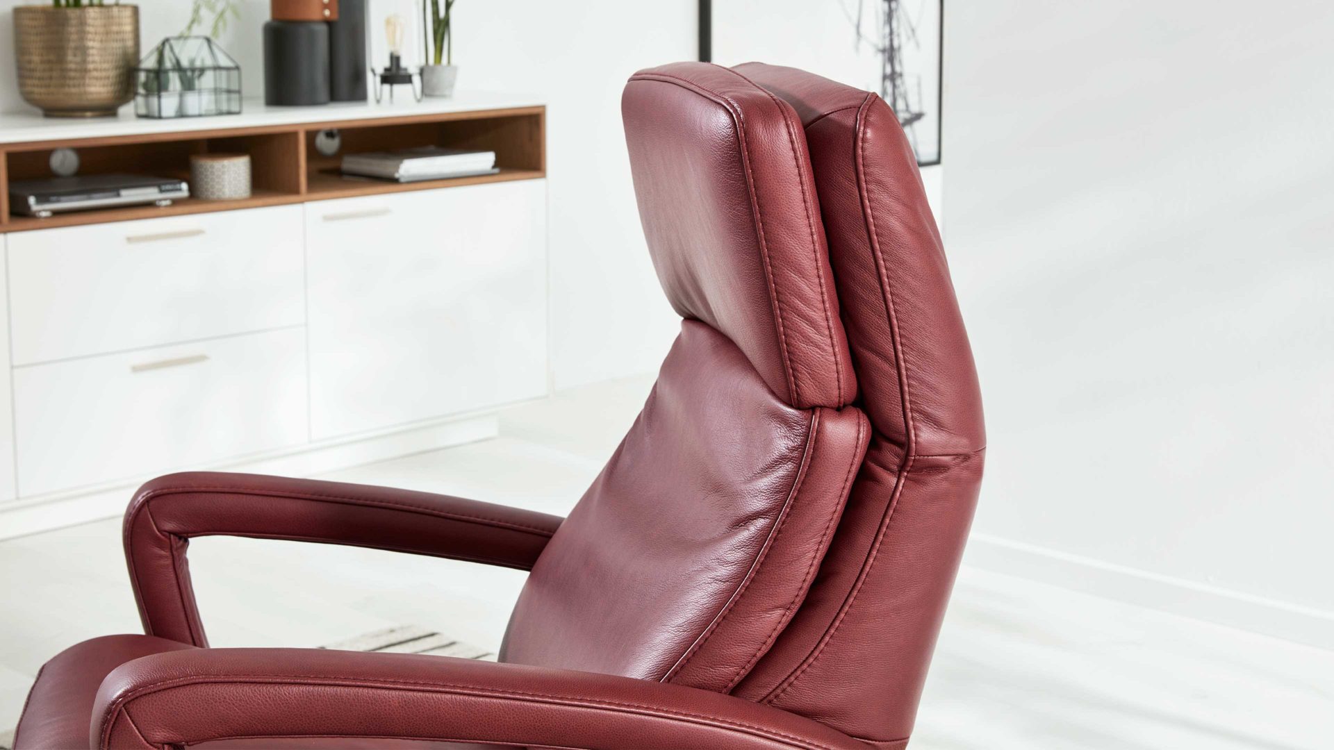 Relaxsessel Interliving aus Leder in Dunkelrot Interliving Sessel Serie 4541 – Relaxsessel C manuell - barolofarbenes LongLife-Leder Rodeo & Sternfuß V4S