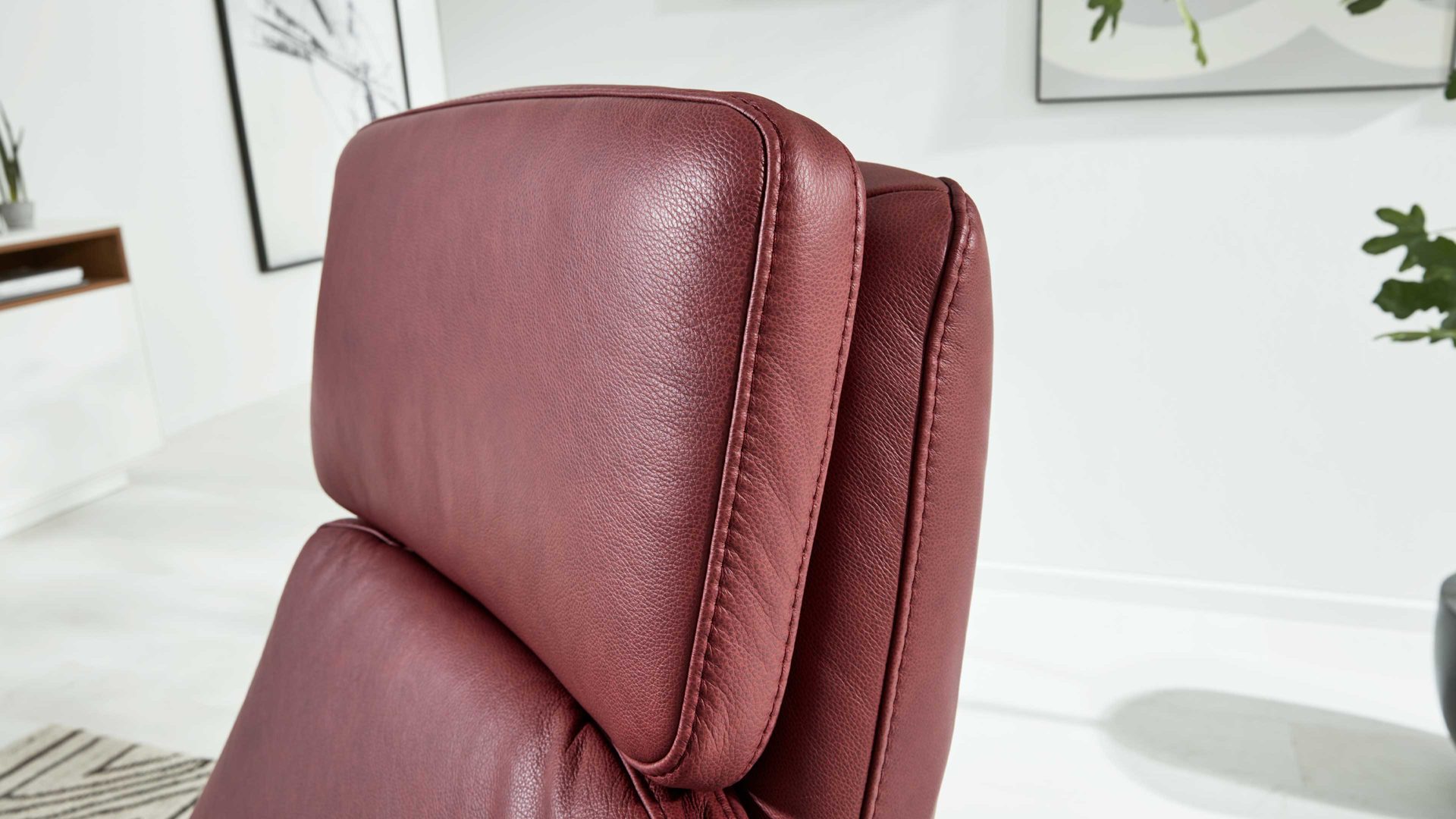 Relaxsessel Interliving aus Leder in Dunkelrot Interliving Sessel Serie 4541 – Relaxsessel C manuell - barolofarbenes LongLife-Leder Rodeo & Sternfuß V4S