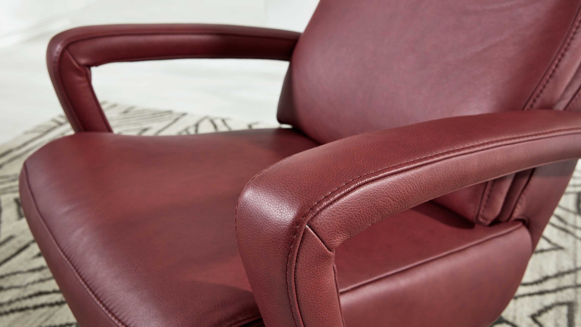 Relaxsessel Interliving aus Leder in Dunkelrot Interliving Sessel Serie 4541 – Relaxsessel manuell - barolofarbenes LongLife-Leder Rodeo & Sternfuß V4S