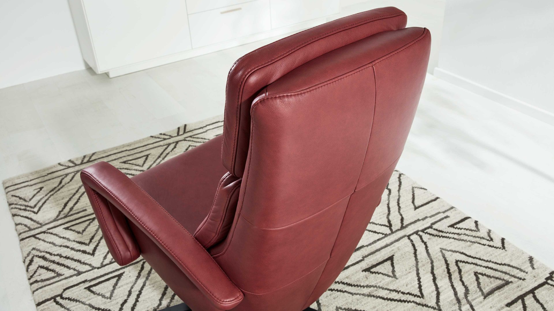 Relaxsessel Interliving aus Leder in Dunkelrot Interliving Sessel Serie 4541 – Relaxsessel manuell - barolofarbenes LongLife-Leder Rodeo & Sternfuß V4S