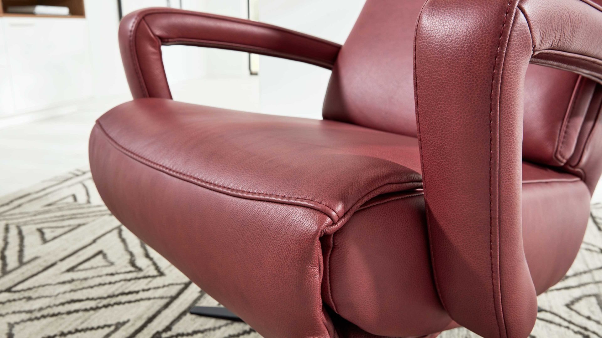 Relaxsessel Interliving aus Leder in Dunkelrot Interliving Sessel Serie 4541 – Relaxsessel manuell - barolofarbenes LongLife-Leder Rodeo & Sternfuß V4S